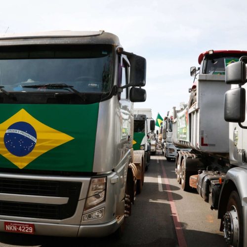 Por soltura de Bolsonaro, greve de caminhoneiros entra no radar