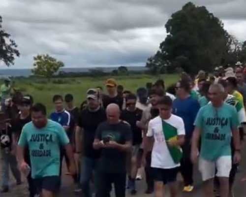 Irmã de Débora Rodrigues entrega camiseta escrita em batom a Nikolas Ferreira antes da caminhada a Brasília