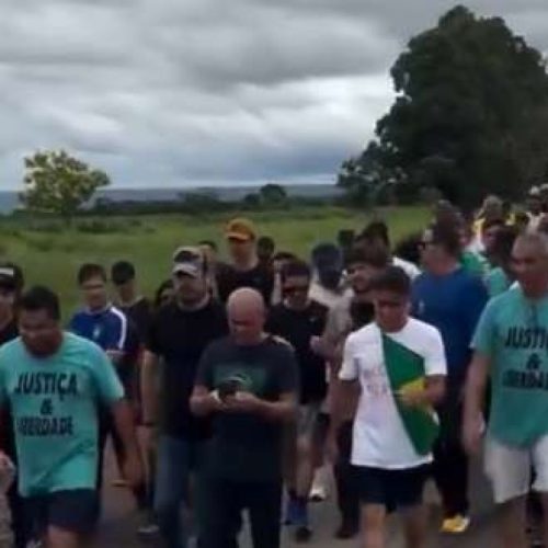 Irmã de Débora Rodrigues entrega camiseta escrita em batom a Nikolas Ferreira antes da caminhada a Brasília