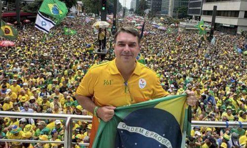 Surgem as primeiras camisetas em apoio a Flávio Bolsonaro