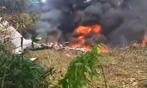 Avião militar cai com mais de 100 soldados a bordo na Colômbia