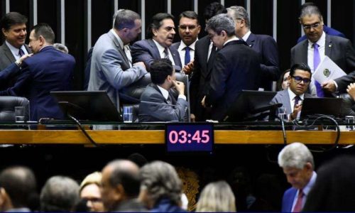 Deputado burla norma da Câmara e usa verba parlamentar para favorecer sobrinhos