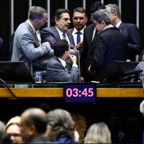 Deputado burla norma da Câmara e usa verba parlamentar para favorecer sobrinhos
