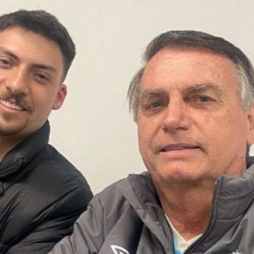 FILHO DE BOLSONARO RECLAMA DA PRISÃO DO PAI E REQUER LIBERDADE DOMICILIAR