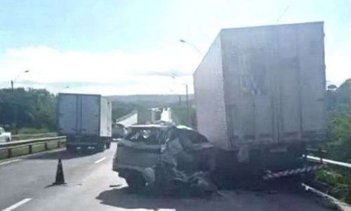 Cantor de pagode morre aos 27 anos após bater carro na traseira de caminhão em rodovia federal