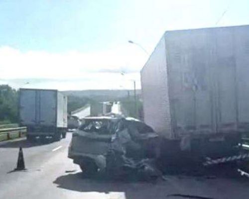 Cantor de pagode morre aos 27 anos após bater carro na traseira de caminhão em rodovia federal