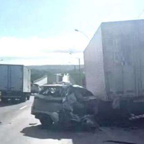 Cantor de pagode morre aos 27 anos após bater carro na traseira de caminhão em rodovia federal