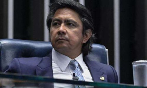 Senador do Podemos desacata PMs, tenta fuga e quase atropela policial após ser flagrado em Land Rover sem placas e com CNH vencida