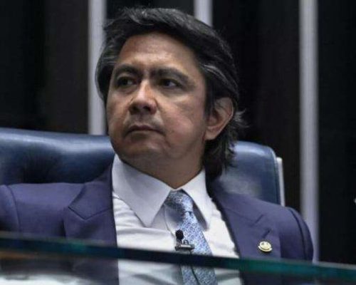 Senador do Podemos desacata PMs, tenta fuga e quase atropela policial após ser flagrado em Land Rover sem placas e com CNH vencida