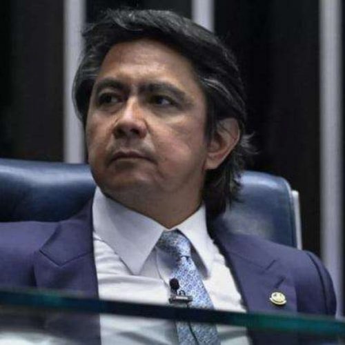 Senador do Podemos desacata PMs, tenta fuga e quase atropela policial após ser flagrado em Land Rover sem placas e com CNH vencida