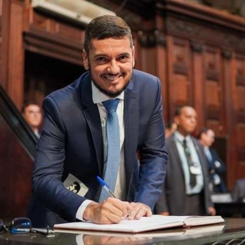 Estratégia da defesa de Bacellar é conseguir a soltura e retomar a presidência