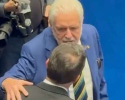 Surge a leitura labial da conversa entre Jaques Wagner e Flávio Bolsonaro. Veja o vídeo!