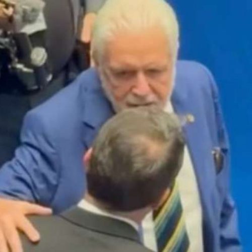 Surge a leitura labial da conversa entre Jaques Wagner e Flávio Bolsonaro. Veja o vídeo!