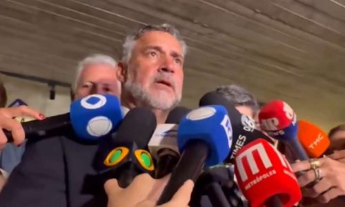 Ministro petista Paulo Pimenta fica sem resposta ao ser questionado sobre sigilo de Lulinha