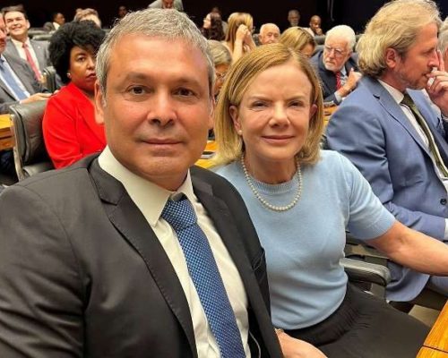 Fora de hora, Gleisi faz agradecimento especial ao “companheiro de vida”