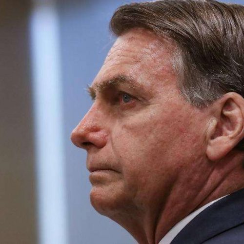 Ação de Bolsonaro contra André Janones cai no colo de Mendonça no STF