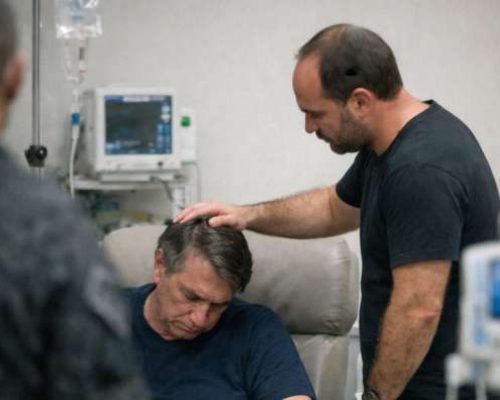 Carlos Bolsonaro relata estado fragilizado do pai no hospital: “Apagado e soluçando”