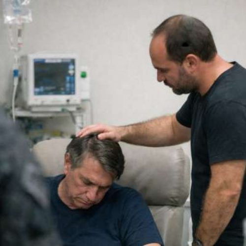 Carlos Bolsonaro relata estado fragilizado do pai no hospital: “Apagado e soluçando”