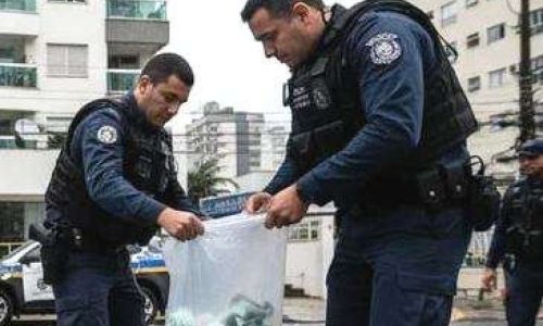 PF recupera R$ 429 mil jogados de mala pelo 30º andar de prédio em Camboriú