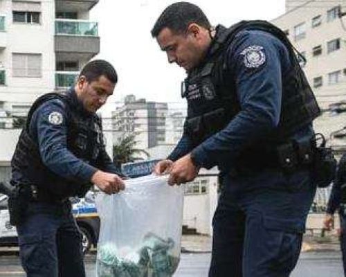 PF recupera R$ 429 mil jogados de mala pelo 30º andar de prédio em Camboriú