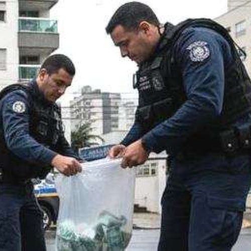 PF recupera R$ 429 mil jogados de mala pelo 30º andar de prédio em Camboriú