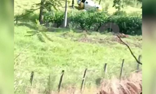 Urgente: Helicóptero da Polícia Militar colide com rede elétrica e cai em Matelândia (Veja o vídeo)