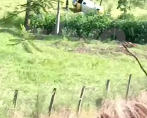 Urgente: Helicóptero da Polícia Militar colide com rede elétrica e cai em Matelândia (Veja o vídeo)