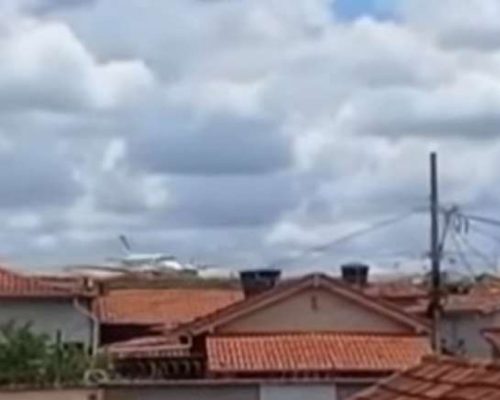 Avião perde o controle e ultrapassa limite da pista em aeroporto (veja o vídeo)
