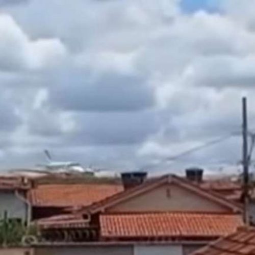 Avião perde o controle e ultrapassa limite da pista em aeroporto (veja o vídeo)