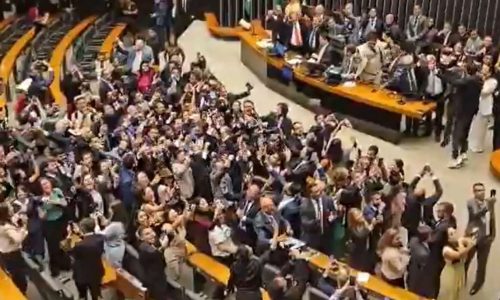 Congresso derruba veto de Lula e aprova redução de penas para condenados do 8 de janeiro