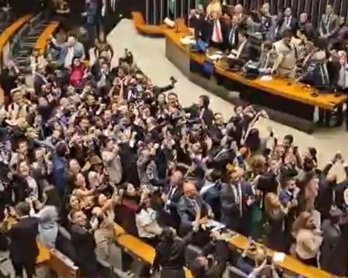 Congresso derruba veto de Lula e aprova redução de penas para condenados do 8 de janeiro