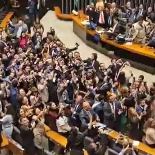 Congresso derruba veto de Lula e aprova redução de penas para condenados do 8 de janeiro