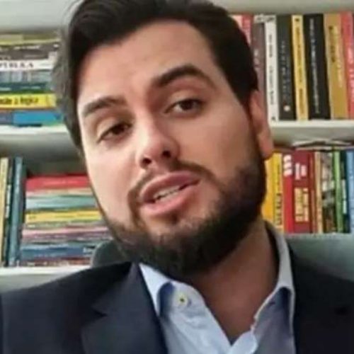 Filipe Martins questiona a legalidade de sua prisão ao advogado e desafia o juiz Moraes