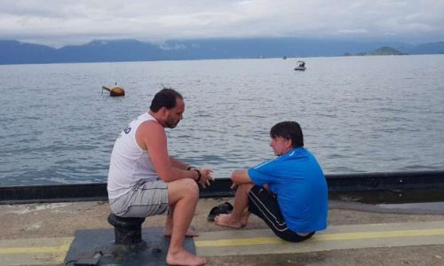 Carlos Bolsonaro visita pai preso e denuncia crise de soluços constante: “Tentam matá-lo”