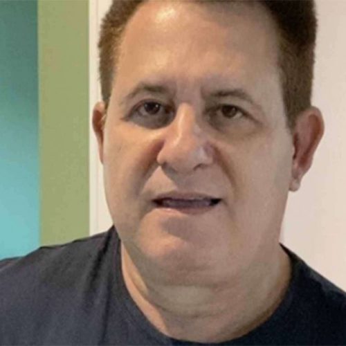 Cantor Marrone passa por cirurgia íntima e se recupera em casa