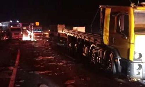 Caminhão-tanque explode na Via Dutra, destrói veículos e deixa dois mortos e quatro feridos (Veja o vídeo!)