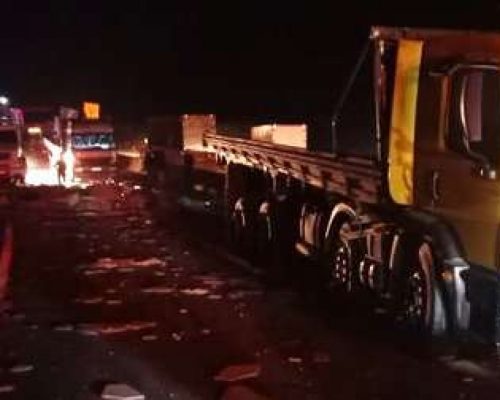 Caminhão-tanque explode na Via Dutra, destrói veículos e deixa dois mortos e quatro feridos (Veja o vídeo!)