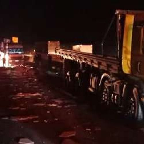 Caminhão-tanque explode na Via Dutra, destrói veículos e deixa dois mortos e quatro feridos (Veja o vídeo!)