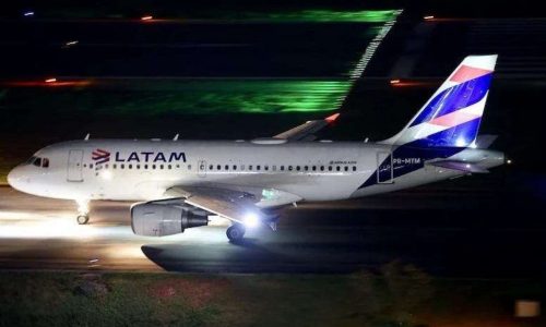 Boeing 787 da Latam retorna a Guarulhos após problema técnico minutos depois da decolagem para Nova York