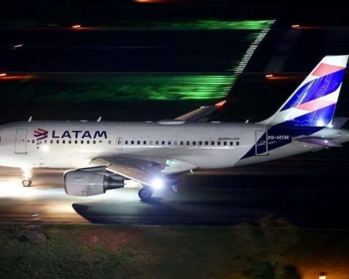 Boeing 787 da Latam retorna a Guarulhos após problema técnico minutos depois da decolagem para Nova York