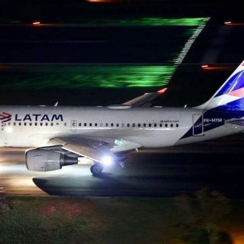 Boeing 787 da Latam retorna a Guarulhos após problema técnico minutos depois da decolagem para Nova York