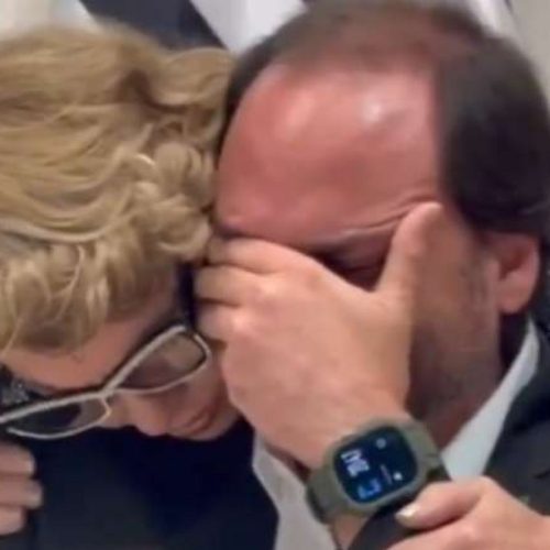 Carlos não consegue conter as lágrimas (veja o vídeo)