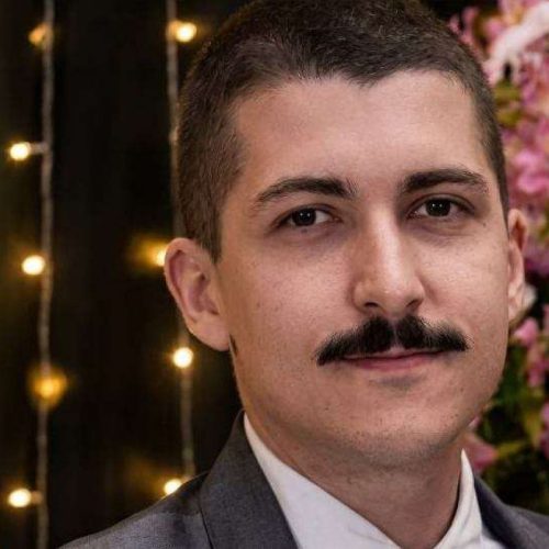 Médico dispara arma em hospital, acerta paciente, foge, rouba carro e acaba preso