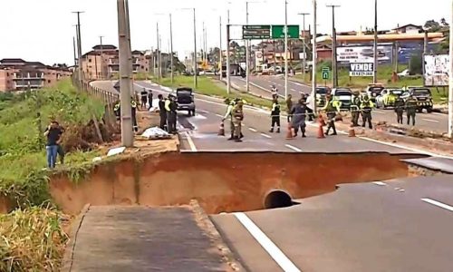 Ceará do PT: Estrada cede, engole veículos e deixa um morto sob escombros
