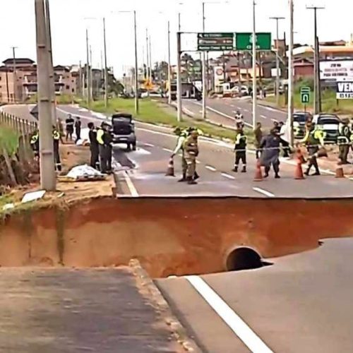 Ceará do PT: Estrada cede, engole veículos e deixa um morto sob escombros