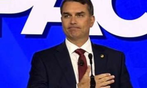 Flávio Bolsonaro convoca apoiadores e pede união da direita contra ataques da esquerda