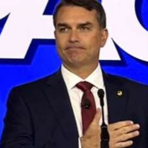 Flávio Bolsonaro convoca apoiadores e pede união da direita contra ataques da esquerda