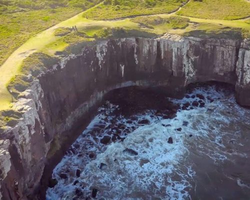Homem de 33 anos cai e desaparece no mar ao fotografar ponto perigoso na Praia da Guarita, em Torres (RS)