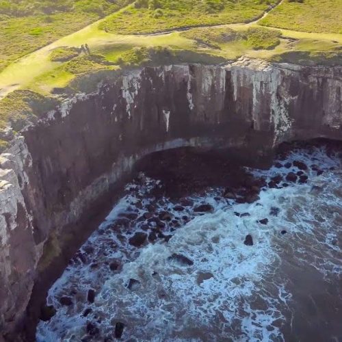 Homem de 33 anos cai e desaparece no mar ao fotografar ponto perigoso na Praia da Guarita, em Torres (RS)