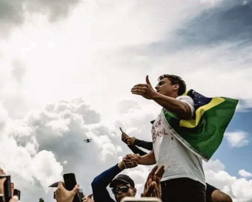Nikolas Ferreira recebe ordem da Polícia Federal de usar colete à prova de balas na rota para Brasília